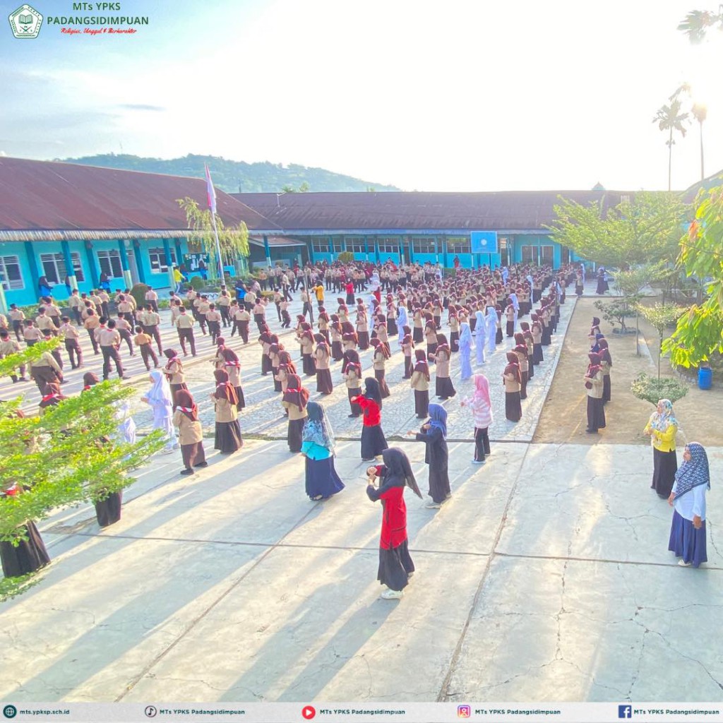 Senam Pagi & Makan Sehat Bersama MTs YPKS Padangsidimpun di lapangan Madrasah.