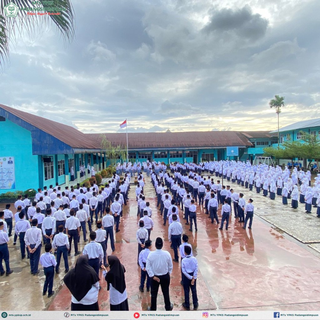 Rutinitas siswa/i MTs YPKS Padangsidimpuan melaksanakan Apel Pagi
